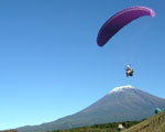 富士山　河口湖の周辺　パラグライダー